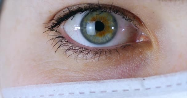 Ritratto di una donna chirurgo da vicino, medico con maschera pronto per l'operazione in ospedale o in clinica. Medici occhi — Video Stock