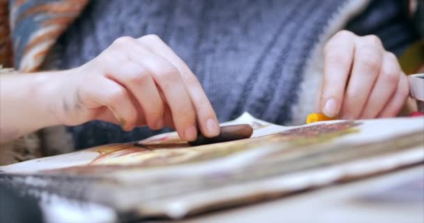 年轻的艺术家之手, 女艺术家画一个画布与石墨铅笔, 坐在一个 ttable 和画的画布。绘画过程: 在艺术家艺术工作室手工女孩素描在罐头食品上。 — 图库视频影像