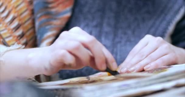 年轻的艺术家之手拍摄特写镜头 一个女艺术家画一个画布与石墨铅笔 坐在一个 Ttable 和画的画布 绘画过程 在艺术家艺术工作室手的妇女 — 图库视频影像