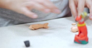 Sevimli küçük çocuklar masa başında oturan Sculpts farklı rakamları renkli modelleme hamuru odasında yapılmış. Modelleme çocuklarda sanatı gelişimi.