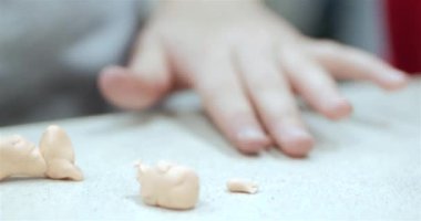 Sevimli küçük çocuklar masa başında oturan Sculpts farklı rakamları renkli modelleme hamuru odasında yapılmış. Modelleme çocuklarda sanatı gelişimi.