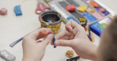Sevimli küçük çocuklar masa başında oturan Sculpts farklı rakamları renkli modelleme hamuru odasında yapılmış. Modelleme çocuklarda sanatı gelişimi.