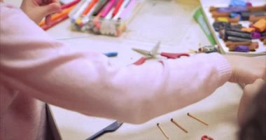 Sevimli küçük çocuklar masa başında oturan Sculpts farklı rakamları renkli modelleme hamuru odasında yapılmış. Modelleme çocuklarda sanatı gelişimi.