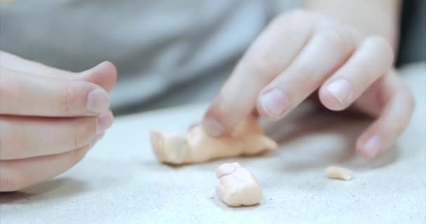 Lindos niños pequeños sentados en el escritorio esculpe unas figuras diferentes de plastilina de modelado de colores en el vivero. Desarrollo del arte de modelar en niños . — Vídeo de stock