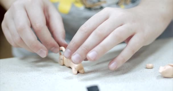 机に座っているかわいい子供たち Sculpts 人影から保育園で色のモデリング粘土製。子供のモデリング技術の開発. — ストック動画