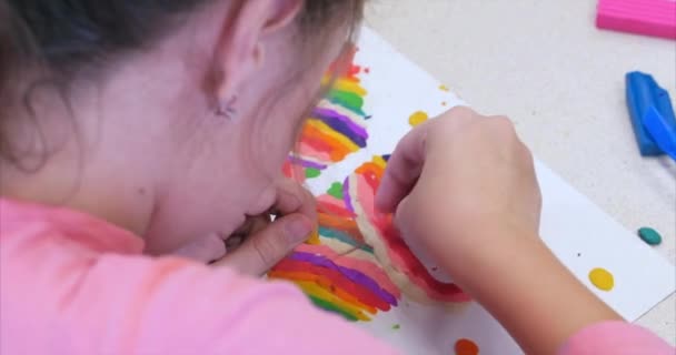 Leuke lieve kinderen zitten aan de balie beeldhouwt een verschillende figuurtjes uit gemaakt van gekleurde Modeling Plasticine in de kinderkamer. Ontwikkeling van de kunst van het modelleren in kinderen. — Stockvideo