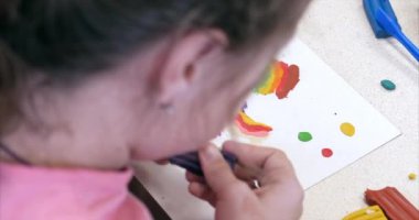 Sevimli küçük çocuklar masa başında oturan Sculpts farklı rakamları renkli modelleme hamuru odasında yapılmış. Modelleme çocuklarda sanatı gelişimi.