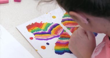 Sevimli küçük çocuklar masa başında oturan Sculpts farklı rakamları renkli modelleme hamuru odasında yapılmış. Modelleme çocuklarda sanatı gelişimi