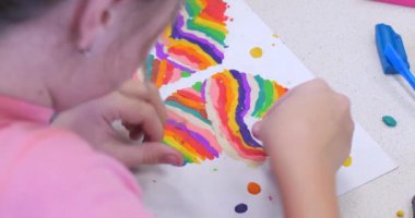 Sevimli küçük çocuklar masa başında oturan Sculpts farklı rakamları renkli modelleme hamuru odasında yapılmış. Modelleme çocuklarda sanatı gelişimi.