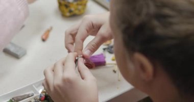 Sevimli küçük çocuklar masa başında oturan Sculpts farklı rakamları renkli modelleme hamuru odasında yapılmış. Modelleme çocuklarda sanatı gelişimi.