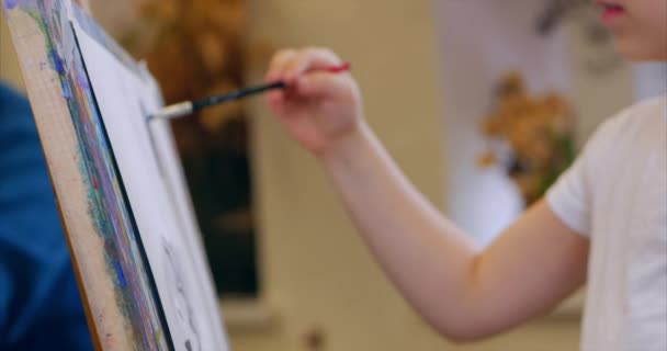 Young Hands of the Artist, Little Woman Artist Paint a Canvas with Brush, Sitting a Ttable and Draw on Canvas (em inglês). Processo de Desenho: em Artistas Art Studio Hand Girl Sketching on Canvas.Shot Close-up — Vídeo de Stock