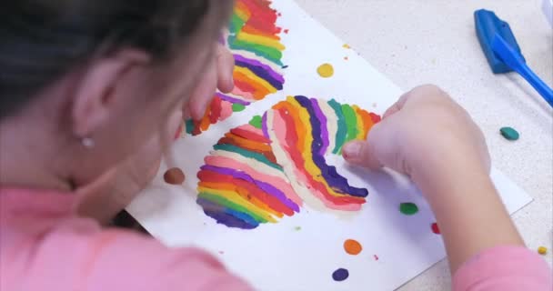 Leuke Lieve Kinderen Zitten Aan Balie Beeldhouwt Een Verschillende Figuurtjes — Stockvideo