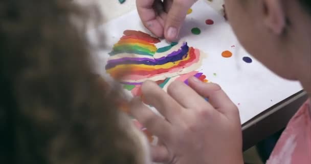 Carini i bambini piccoli seduti alla scrivania Sculpts a Different Figures From Made of Colored Modeling Plasticine nella nursery. Sviluppo dell'arte della modellazione nei bambini . — Video Stock