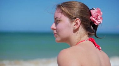 Sahilde güzel bir Avrupalı kadın portre yakın çekim, denizde mesafe bakarak, yaz aylarında denizde rahatlatıcı. Stok görüntüleri.
