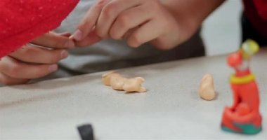 Çizim ve modelleme süreci: sanat stüdyosu, Genç sanatçılar, çocuklar plastikin el heykel motor becerilerini geliştirmek. Küçük çocuklar heykel ve Plasticine ile oynamak, çocuk eller sanatçı.