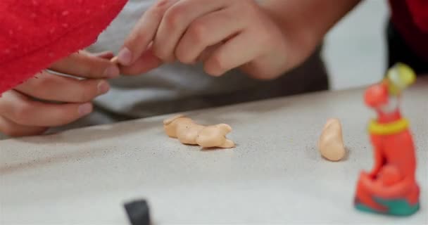 Proceso de dibujo y modelado: en el estudio de arte, artistas jóvenes, los niños desarrollan habilidades motoras de las manos esculpidas a partir de plastilina. Niños pequeños esculpir y jugar con plastilina, niños manos artista . — Vídeos de Stock