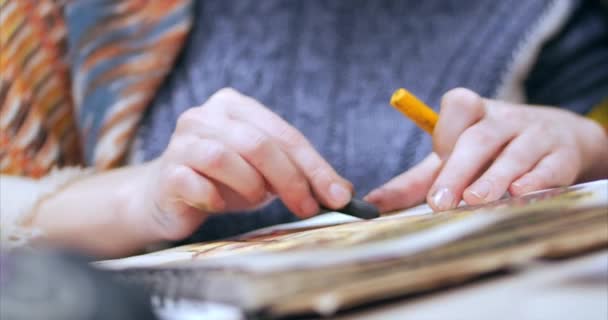 Giovani mani dell'artista, Donna artista dipinge una tela con matite di grafite, seduto un tavolo e disegnare su tela. Processo di disegno: in Artisti Art Studio Hand Girl Disegno su tela.Girato primo piano — Video Stock