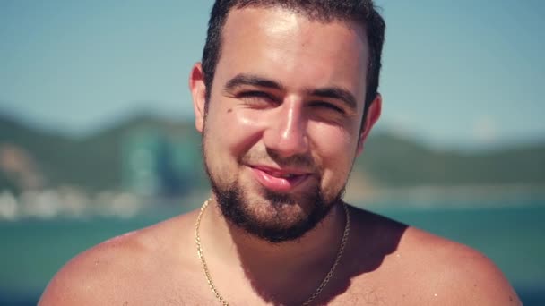 Close Retrato Jovem Caucasiano Bonito Homem Morena Olhando Câmera Pensativo — Vídeo de Stock