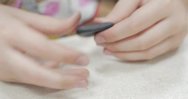 机に座っているかわいい子供たち Sculpts 人影から保育園で色のモデリング粘土製。子供のモデリング技術の開発. — ストック動画