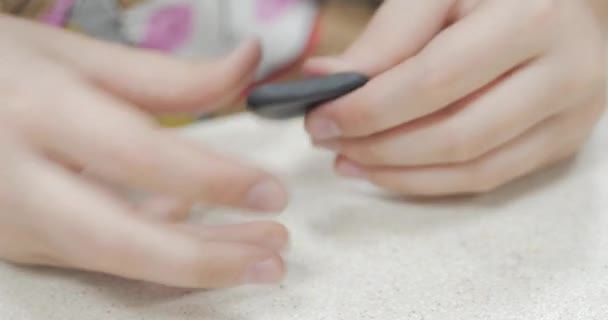 Cute Little Children Sitting at the Desk Sculpts a Different Figures From Made of Colored Modeling Plasticine in the Nursery (em inglês). Desenvolvimento da Arte de Modelar em Crianças . — Vídeo de Stock