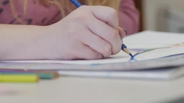 Junge Hände der Künstlerin, Künstlerin bemalt eine Leinwand mit Graphitstiften, sitzt ein Tisch und zeichnet auf Leinwand. Prozess des Zeichnens: im Künstleratelier Skizzen von Mädchen auf Leinwänden. Nahaufnahme — Stockvideo