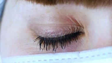 Kadın cerrah, hastane veya klinik operasyon için maske hazır doktorla yakından portresi. Doktorlar gözler