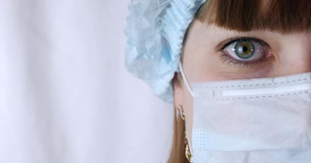 Portret van een close-up vrouw chirurg, arts met masker klaar voor operatie in het ziekenhuis of de kliniek. Artsen ogen — Stockvideo