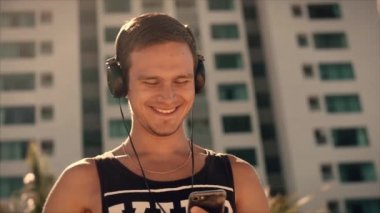 Bir Kafkas sevimli çocuk gece shot portre, küçük bebek kız yakın yukarı bir Childs yüz bir yansıma Ile bir tablet PC görüntüleme ve onun gözleri resimleri.