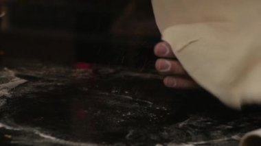 Şef Man Kneads hamur, Erkek eller yakın çekim vurdu. Sağlıklı yeme konsepti. 4k