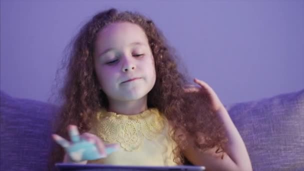 Night Shot Portrait of a Caucasian Cute Child, Little Baby Girl Close Up of a Childs Face Viewing a Tablet PC With a Reflection of and Pictures in his Eyes . — стоковое видео