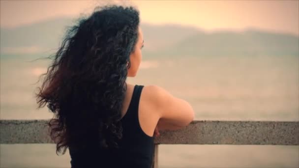 Magnifique femme caucasienne regardant Ocean View au coucher du soleil. Jeune belle fille jouissant de la nature, regardant l'océan, jouissant du calme de la nature jouissant de la vie . — Video