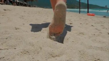 Siyah gözlük, beyaz-gömlek ve mavi şort Avrupa güzel esmer Vietnam tropikal egzotik Sahili boyunca sıcak yaz güneşi altında, okyanus kum sağ çalışan Carefree kız Goes