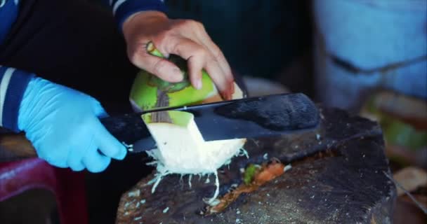 Hindistan cevizi Temizleme tekniği, kadın eller Cut Coconut Machete. Kadın bir Hindistan cevizi pişirir, onu Içmek için bir Hindistan cevizi Cuts. 4k — Stok video