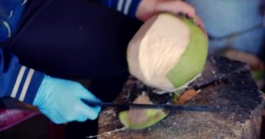 Hindistan cevizi Temizleme tekniği, kadın eller Cut Coconut Machete. Kadın bir Hindistan cevizi pişirir, onu Içmek için bir Hindistan cevizi Cuts. 4k