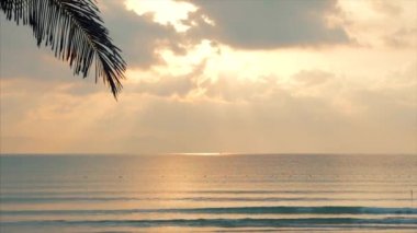 Okyanusun Arka Planında Tropics Güzel Gün Batımı. Konsept Doğa, Tatil, Relaxe.