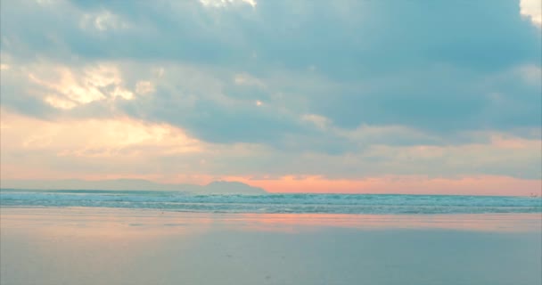 Hermosa puesta de sol en los trópicos en el telón de fondo del océano. Concepto Naturaleza, Vacaciones, Relajarse . — Vídeos de Stock