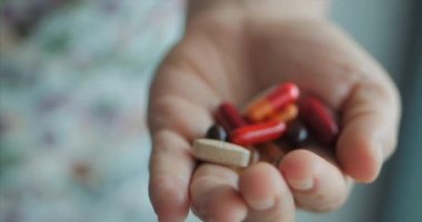 Kadın Eller yakın çekim, Birisi Eline Reçeteli Afyon Pills bir demet döker. Sağlık Kavramı, İlaçlar, Kontrasepsiyon.