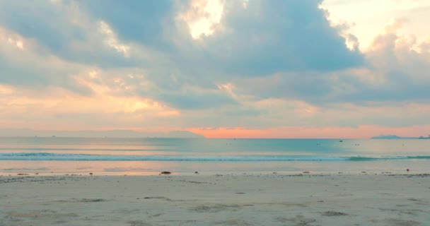 美丽的日落在热带的海洋背景。概念自然， 假期， 放松. — 图库视频影像