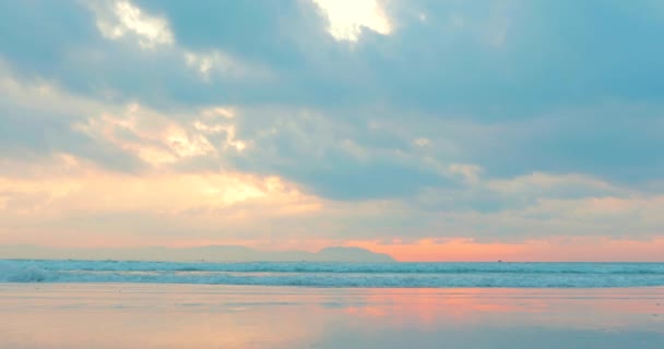 Wunderschöner Sonnenuntergang in den Tropen vor dem Hintergrund des Ozeans. Konzept Natur, Urlaub, Erholung. — Stockvideo