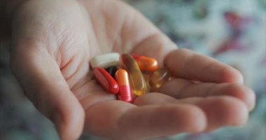 Kadın Eller yakın çekim, Birisi Eline Reçeteli Afyon Pills bir demet döker. Sağlık Kavramı, İlaçlar, Kontrasepsiyon.