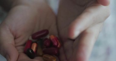 Kadın Eller yakın çekim, Birisi Eline Reçeteli Afyon Pills bir demet döker. Sağlık Kavramı, İlaçlar, Kontrasepsiyon.