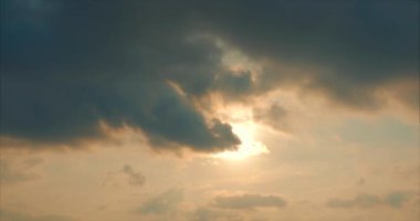 Okyanusun Arka Planında Tropics Güzel Gün Batımı. Konsept Doğa, Tatil, Relaxe.