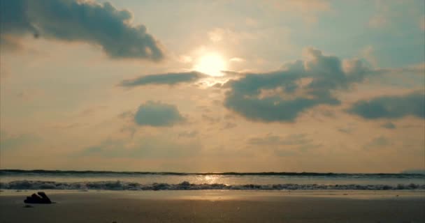 Wunderschöner Sonnenuntergang in den Tropen vor dem Hintergrund des Ozeans. Konzept Natur, Urlaub, Erholung. — Stockvideo