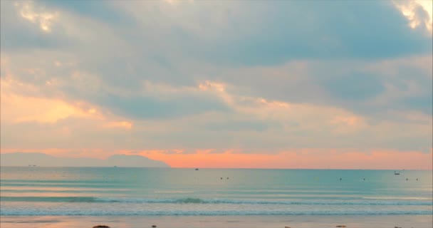 Wunderschöner Sonnenuntergang in den Tropen vor dem Hintergrund des Ozeans. Konzept Natur, Urlaub, Erholung. — Stockvideo