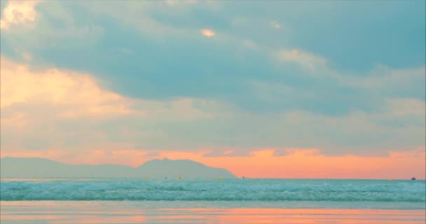 美丽的日落在热带的海洋背景。概念自然， 假期， 放松. — 图库视频影像