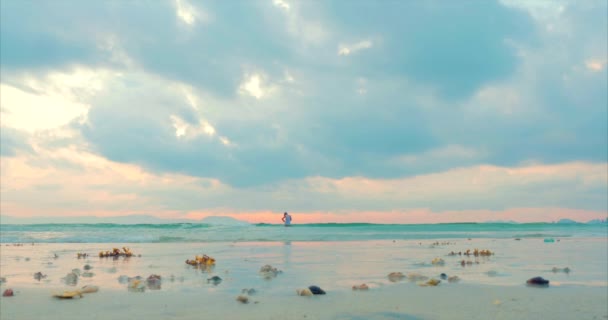 Pôr do sol bonito nos trópicos no fundo de um pescador que fishes em girar no oceano. Pescador pescando no mar. Conceito de Natureza, Relaxamento, Relaxado . — Vídeo de Stock