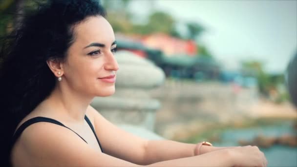 Krásná Kavkazská žena pohled na oceán při západu slunce. Mladá krásná dívka, která si užívá přírody a dívá se na kameru, užívající klid přírody užívající život. — Stock video