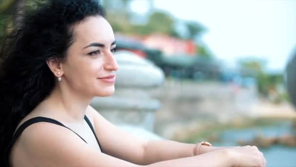 Wonderful Caucasian Woman Looking at Ocean View at Sunset (en inglés). Joven hermosa chica disfrutando de la naturaleza, mirando a la cámara, disfrutando de la calma de la naturaleza disfrutando de la vida . — Vídeo de stock