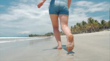 Siyah gözlük, beyaz-gömlek ve mavi şort Avrupa güzel esmer Vietnam tropikal egzotik Sahili boyunca sıcak yaz güneşi altında, okyanus kum sağ çalışan Carefree kız Goes