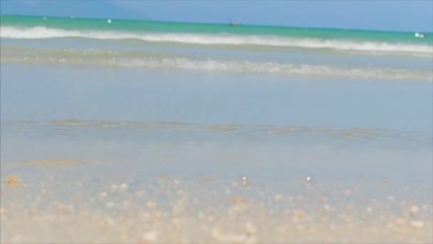 Meerwasseroberfläche, Meerwasserstruktur, Natur, Ferienort, Urlaub am Meer voller HD-Videohintergrund. Meer, Meereslandschaft, Meer, Naturhintergrund. idyllische Meereslandschaft: sauberes Wasser, Wellen, blauer Himmel, Horizont. — Stockvideo
